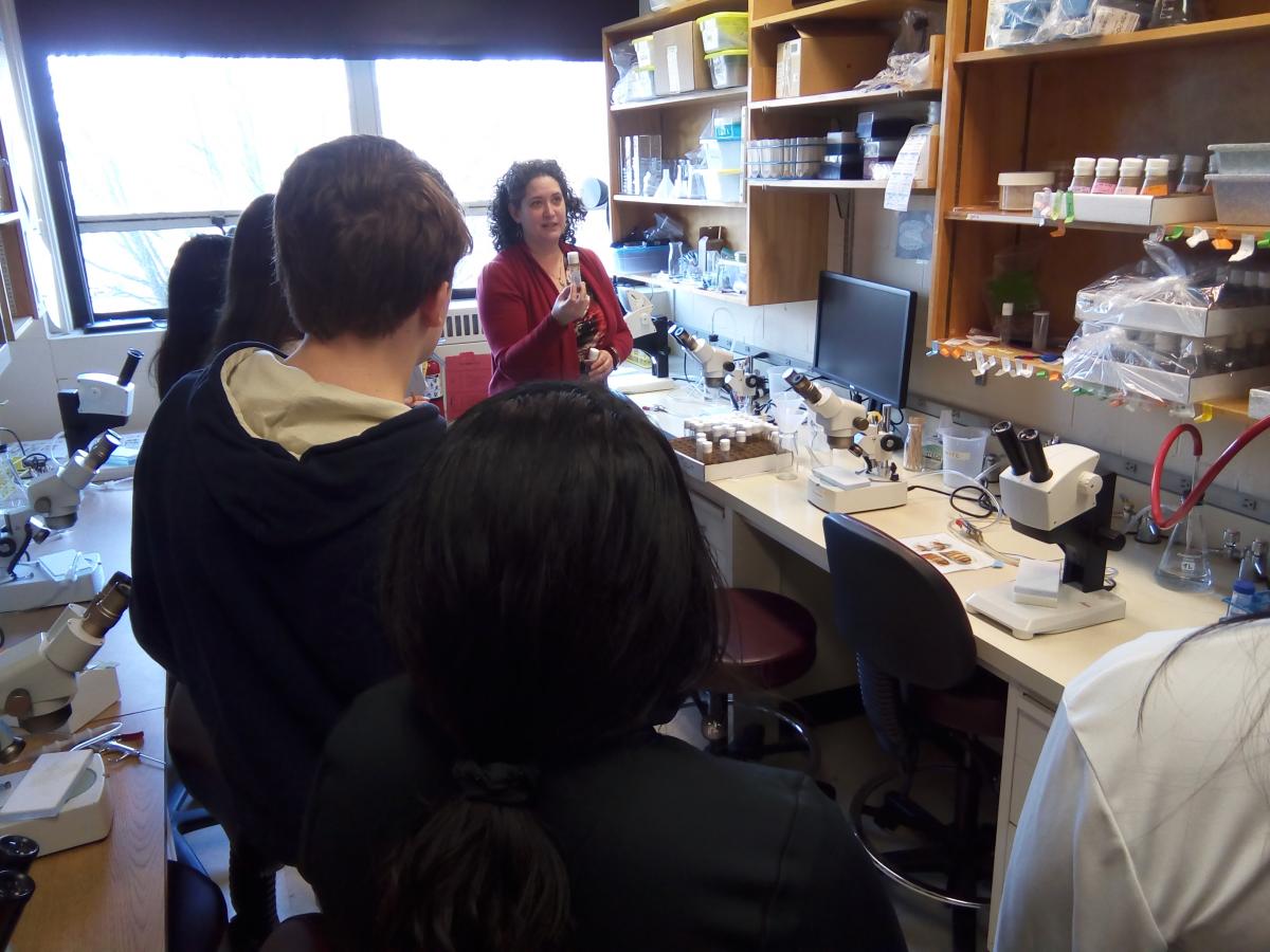 Dara Ruiz-Whalen in the lab with Immersion Science Program students