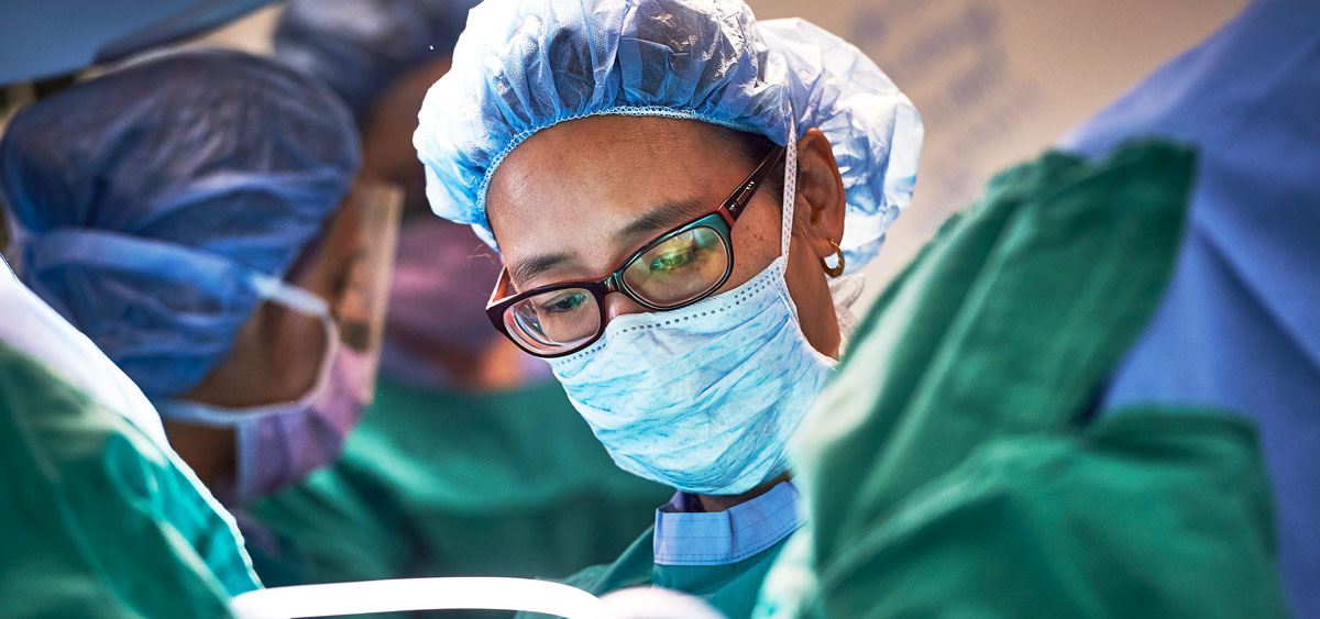 Christina Chu, MD, is Interim Chief of the Division of Gynecologic Oncology.
Because of Dr. Chu's extensive training in the treatment of gynecologic cancers, she is able to offer a full range of individualized therapies for patients with cervical cancer.